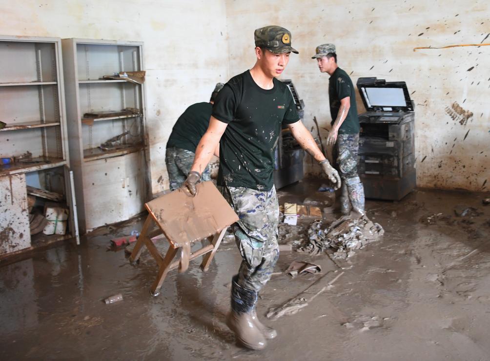 新華全媒+丨武警部隊支援河北涿州中學(xué)開(kāi)展清淤