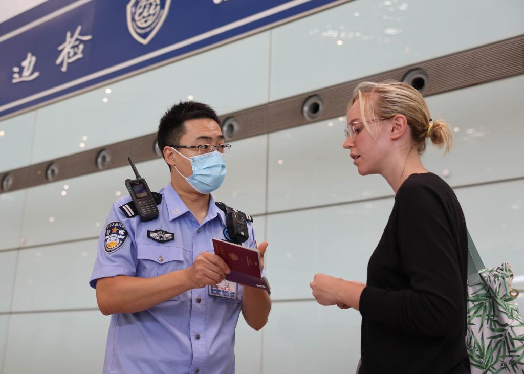 國家移民管理局推進(jìn)管理服務(wù)改革和政策制度創(chuàng  )新