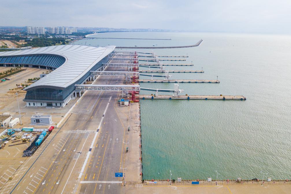 新華全媒+丨受臺風(fēng)&ldquo;蘇拉&rdquo;影響 瓊州海峽客滾輪停運