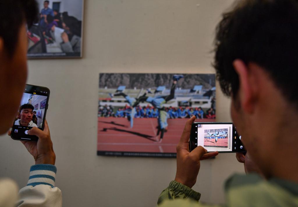 西藏：&ldquo;石榴花開(kāi)籽籽連心&rdquo;&mdash;&mdash;鑄牢中華民族共同體意識圖片展啟動(dòng)