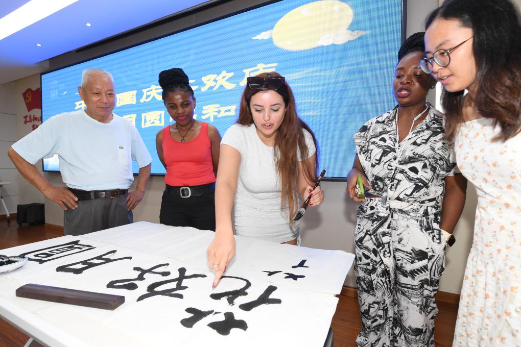 浙江紹興：多彩活動(dòng)迎雙節