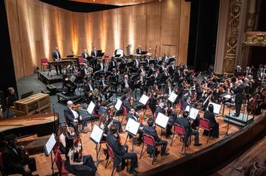 共奏《梁?！? /></a></p>
<p class=