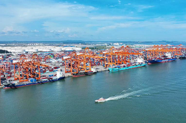 新華全媒+丨30年，&ldquo;小漁村&rdquo;蝶變&ldquo;大港口&rdquo;&mdash;&mdash;西部陸海新通道建設掠影