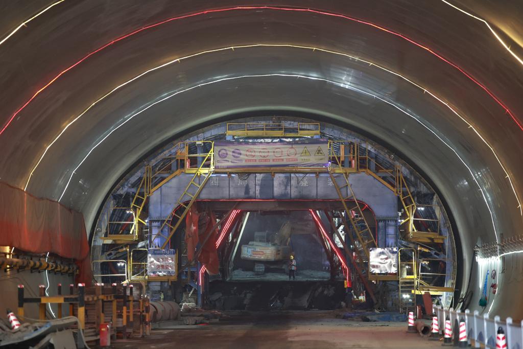 滬昆高速擴容工程安盤(pán)段加緊施工