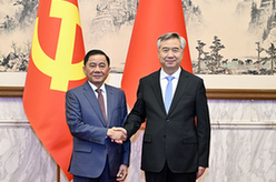 李希同越共中央政治局委員、中央書(shū)記處書(shū)記、中央檢查委員會(huì )主任陳錦繡舉行會(huì )談