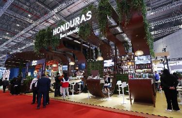 新華全媒＋｜探訪(fǎng)第六屆進(jìn)博會(huì )主賓國展臺