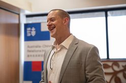 專(zhuān)訪(fǎng)：期待亞太經(jīng)濟合作組織成員加強區域經(jīng)濟一體化&mdash;&mdash;訪(fǎng)澳大利亞經(jīng)濟學(xué)家羅震