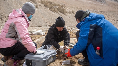 特寫(xiě)：珠峰科考&ldquo;尋寶人&rdquo;