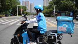 高校開(kāi)學(xué)季，看外賣(mài)小哥、保安和核酸檢測員的勵志求學(xué)路
