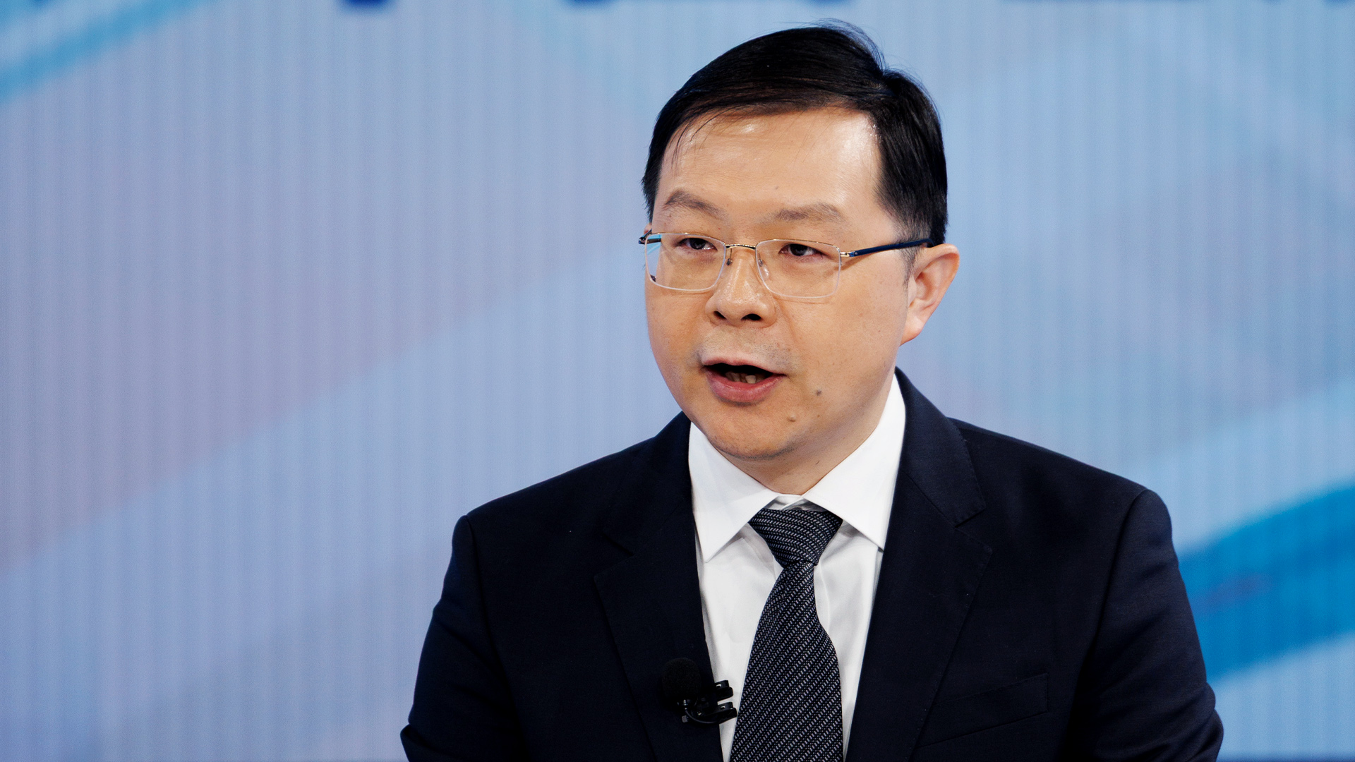 堅持“雙碳”引領(lǐng)，推動(dòng)全面綠色轉型