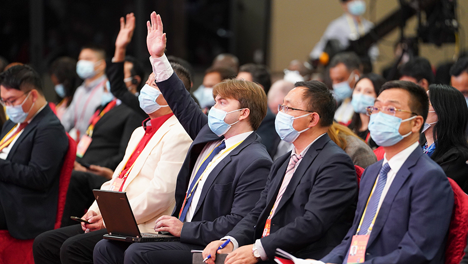 記者在分會(huì )場(chǎng)舉手提問(wèn)