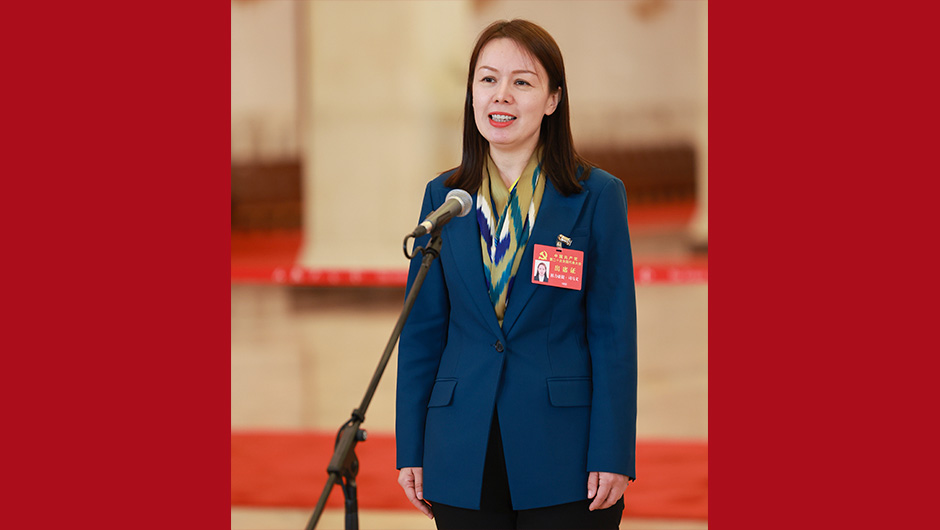 祖力亞提&middot;司馬義代表接受采訪(fǎng)