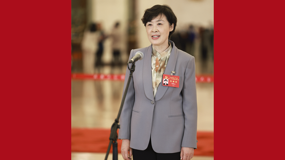 錢(qián)素云代表接受采訪(fǎng)