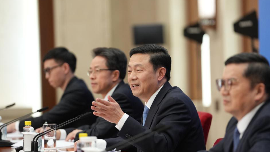 大會(huì )新聞發(fā)言人郭衛民回答記者提問(wèn)