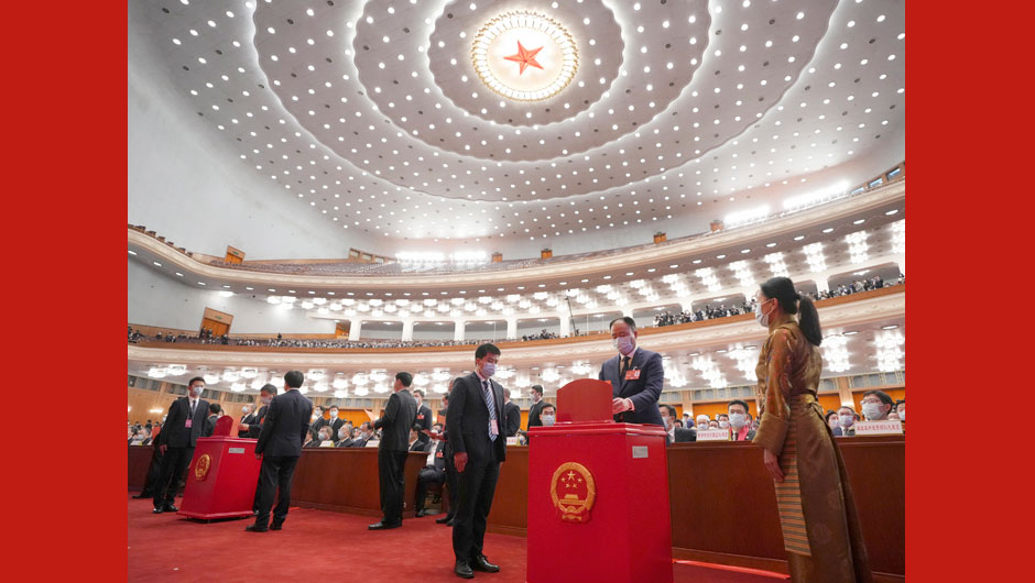 十四屆全國人大一次會(huì )議舉行第三次全體會(huì )議