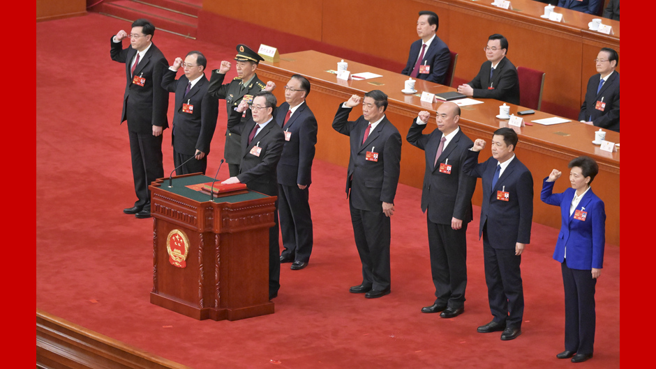 國務(wù)院副總理、國務(wù)委員、秘書(shū)長(cháng)進(jìn)行憲法宣誓