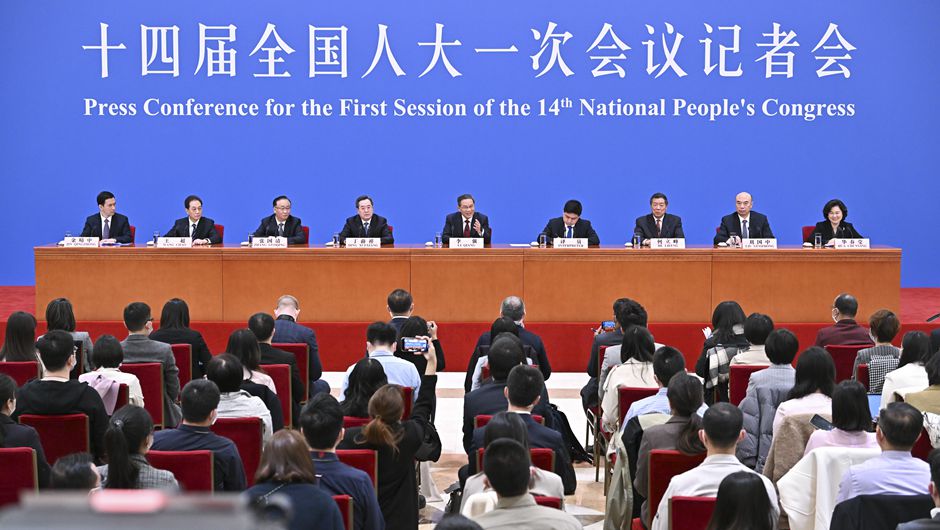 李強總理出席記者會(huì )并回答中外記者提問(wèn)