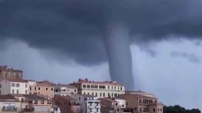 科西嘉島海岸出現&ldquo;龍吸水&rdquo;