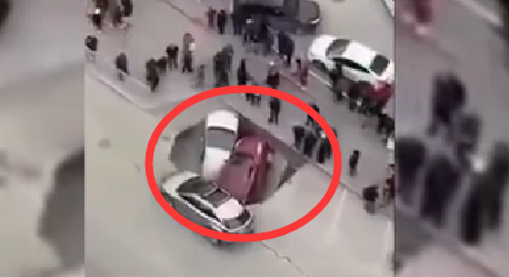 恐怖！俄街道塌陷 兩輛汽車(chē)掉入熱水中