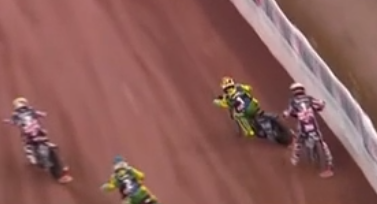 驚險！英國摩托車(chē)賽車(chē)手超車(chē)時(shí)撞向護欄