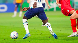 不為人知的細節&mdash;&mdash;好好的足球襪為啥剪破洞？